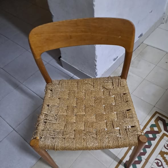 כיסא קש ישן לפני תיקון – טוני אשקר